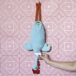 Dispenser organizador de bolsas gallina Etelvina marrón con corazones - foto 2