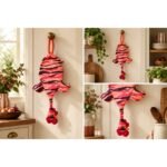 Dispenser Organizador de Bolsas Gallina Etelvina Animal Print Rojo y Rosa en uso en la cocina