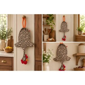 Dispenser organizador de bolsas gallina Etelvina marrón con corazones en uso en la cocina