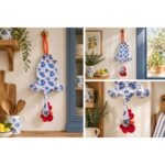 Dispenser organizador de bolsas gallina Etelvina Flores azules en uso en la cocina