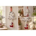 Dispenser organizador de bolsas gallina Etelvina Blanca flores grises en uso en la cocina