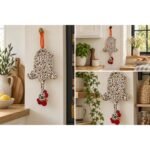 Dispenser Organizador de Bolsas Gallina Etelvina Flores Blanco y Negro en uso en la cocina