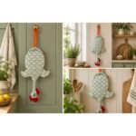 Dispenser Organizador de Bolsas Gallina Etelvina Flores Verde y Blanco en uso en la cocina