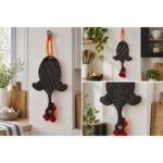 Dispenser organizador de bolsas gallina Etelvina Negra lunares blancos en uso en la cocina