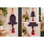 Dispenser Organizador de Bolsas Gallina Etelvina Lunares Chicos Negro y Fucsia en uso en la cocina
