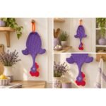 Dispenser Organizador de Bolsas Gallina Etelvina Lunares Chicos Violeta y Blanco en uso en la cocina