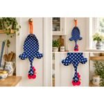 Dispenser organizador de bolsas gallina Etelvina azul oscuro con lunares blancos en uso en la cocina