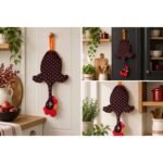Dispenser organizador de bolsas gallina Etelvina Negra con Lunares rojos en uso en la cocina