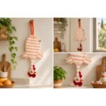 Dispenser Organizador de Bolsas Gallina Etelvina Rayada Blanco y Naranja en uso en la cocina