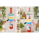 Dispenser Organizador de Bolsas Gallina Etelvina Rayada Coral y Verde en uso en la cocina