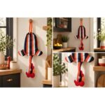 Dispenser Organizador de Bolsas Gallina Etelvina Rayada Rojo y Negro en uso en la cocina