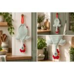 Dispenser Organizador de Bolsas Gallina Etelvina Rayada Verde y Blanco en uso en la cocina